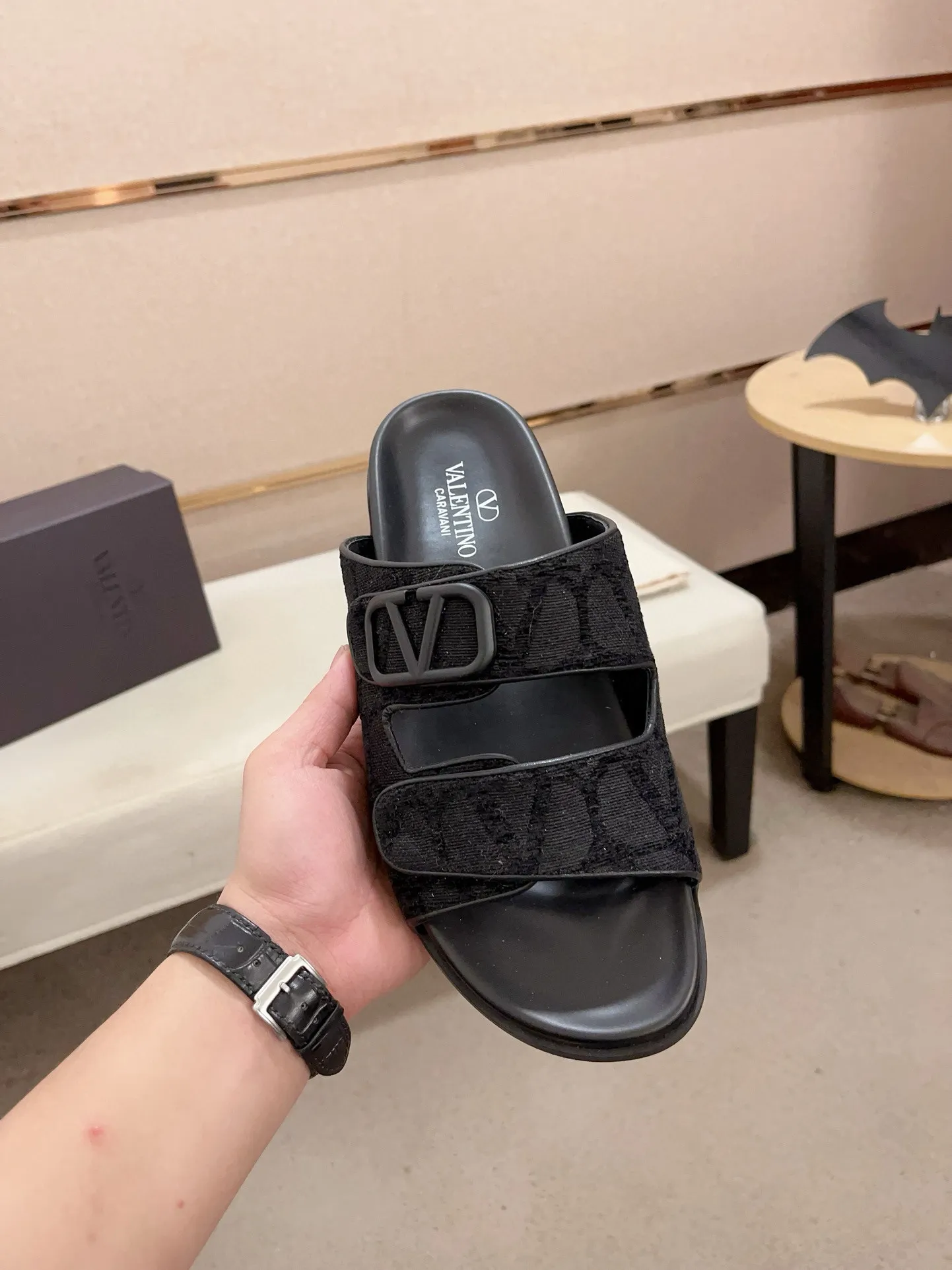 Men's shoes💰: 440💰[Valentino] New men's boutique slippers, counter quality, classic plaid, the actual workmanship is quite complex🔰The uppers are made of imported fabrics➕🐑Sheepskin lining, which tests the craftsman's craftsmanship➕original PU outsole. Size: 38-44 (45 can be customized, non-refundable)